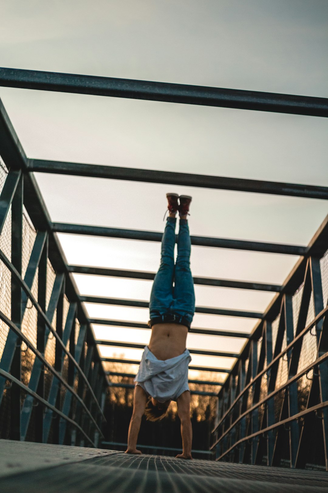 man-doing-a-handstand-u5tvw-n6f88
